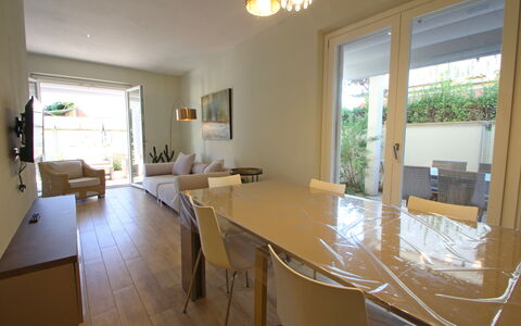 Casa Rossella: Meubles, Sol, Design Intérieur, Chaise, Sol, Table, Table Cuisine Et Salle A Manger, Pièce, Appartement, Salle À Manger