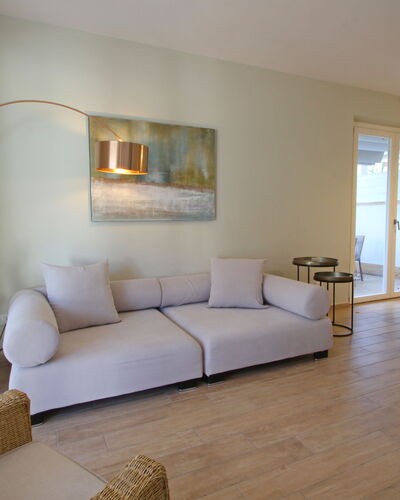 Casa Rossella: Meubles, Design Intérieur, Sol, Sol, Mur, Canapé, Bois, Salon, Pièce, Table