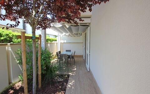 Casa Simonetta: Bois, Ombre, Jardin, Arrière-Cour, Cour, Tache De Bois, Aménagement Paysager, Dur, Cour, Plate-Forme