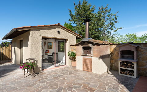 Villa Gori: Maison, Chalet, Domicile, Porte, Pot De Fleur, Dalle, Jardin, Ombre, Plante D'Appartement