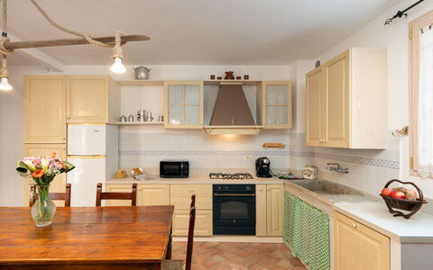 Villa Gori: Meubles, Cuisine, Comptoir, Design Intérieur, Cabinetry, Appareil De Cuisine, Sol, Sol, Bois, Principaux Appliance