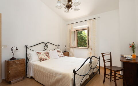 Villa Gori: Meubles, Lit, Chambre, Mur, Design Intérieur, Bois, Sol, Sol, Literie, Drap De Lit