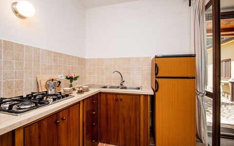 Casa Alloro, Ac, Wifi, Narni: Bois, Cuisine, Comptoir, Principaux Appliance, Design Intérieur, Appareil De Cuisine, Evier, Cabinetry, Tache De Bois, Évier