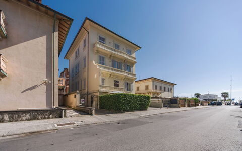 Appartamento Brezza Marina: Bâtiment, Fenêtre, Zone Résidentielle, Quartier, Asphalte, Appartement, Domicile, Établissements Humains, Design Urbain, Banlieue