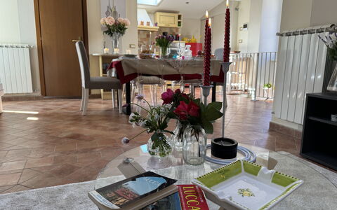 Anna: Meubles, Design Intérieur, Sol, Bois, Sol, Table, Éclairage, Chaise, Pièce, Salle À Manger