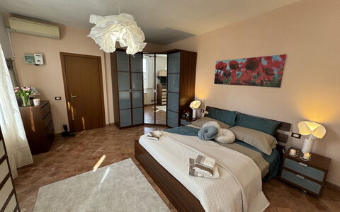 Anna: Meubles, Lit, Design Intérieur, Chambre, Sol, Sol, Drap De Lit, Literie, Pièce, Bois