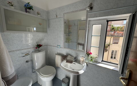 Anna: Luminaire Plomberie, Évier, Salle De Bains, Lavabo, Plomberie, Robinet, Toilette, Design Intérieur, Siège De Toilette, Sol