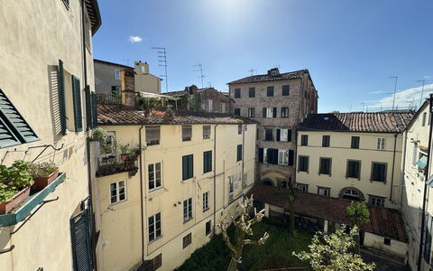 Anna: Bâtiment, Mur, Fenêtre, Quartier, Zone Résidentielle, Ville, Appartement, Design Urbain, Établissements Humains, Usage Mixte