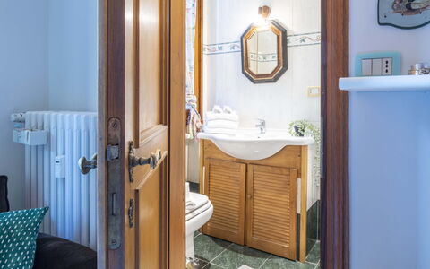 Suite Vogel: Bois, Lavabo, Design Intérieur, Sol, Luminaire Plomberie, Sol, Évier, Robinet, Armoire De Toilette, Salle De Bains