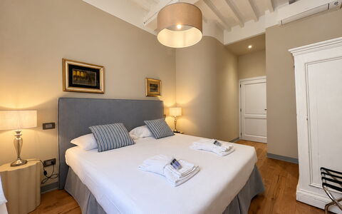 Via Roma 39: Lit, Chambre, Literie, Drap De Lit, Design Intérieur, Meubles, Cadre De Lit, Pièce, Linge, Sol