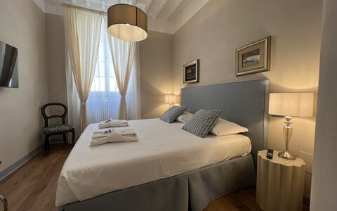 Via Roma 39: Chambre, Lit, Meubles, Design Intérieur, Drap De Lit, Literie, Textile, Sol, Cadre De Lit, Pièce