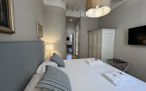 Via Roma 39: Lit, Chambre, Literie, Drap De Lit, Design Intérieur, Meubles, Sol, Sol, Cadre De Lit, Pièce