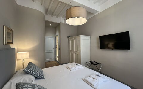 Via Roma 39: Chambre, Lit, Drap De Lit, Literie, Design Intérieur, Cadre De Lit, Sol, Pièce, Plafond, Appartement
