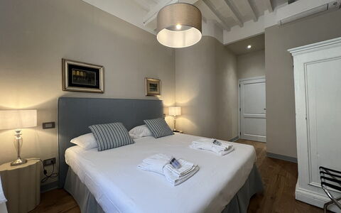 Via Roma 39: Lit, Chambre, Literie, Drap De Lit, Design Intérieur, Meubles, Cadre De Lit, Linge, Pièce, Sol