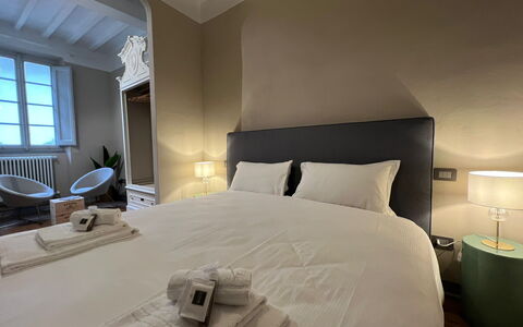 Via Roma 39: Chambre, Lit, Design Intérieur, Drap De Lit, Literie, Sol, Meubles, Plafond, Pièce, Linge