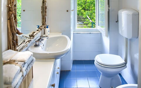 Corso Roma 15 Vacanze - Levanto: Salle De Bains, Siège De Toilette, Luminaire Plomberie, Toilette, Lavabo, Évier, Sol, Robinet, Design Intérieur, Sol