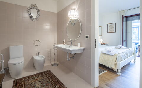 Bonaria Boutique House Ac, Wifi, Cinque Terre: Sol, Luminaire Plomberie, Sol, Design Intérieur, Salle De Bains, Plomberie, Évier, Éclairage, Robinet, Domicile