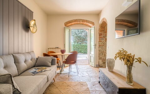 Passignano: Meubles, Mur, Design Intérieur, Sol, Canapé, Sol, Éclairage, Salon, Table, Pièce