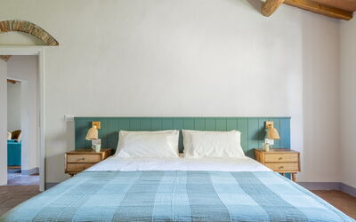 Relais Badia a Passignano - Appartamento Merlot: Meubles, Lit, Design Intérieur, Chambre, Literie, Drap De Lit, Bois, Linge, Sol, Sol