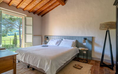 Relais Badia a Passignano - Appartamento Trebbiano: Meubles, Domicile, Chambre, Lit, Literie, Cadre De Lit, Dur, Tache De Bois, Drap De Lit, Linge