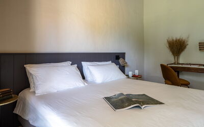 Relais Badia a Passignano - Appartamento Malvasia: Lit, Chambre, Literie, Drap De Lit, Mur, Design Intérieur, Meubles, Bois, Linge, Sol