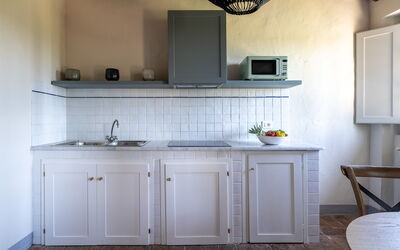 Relais Badia a Passignano - Appartamento Moscato: Cuisine, Design Intérieur, Cabinetry, Comptoir, Sol, Meubles, Sol, Domicile, Placard, Appareil De Cuisine