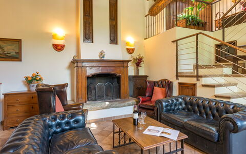 Antica Villa Della Lana: Meubles, Design Intérieur, Bois, Sol, Plafond, Éclairage, Sol, Pièce, Canapé, Salon