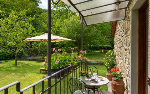 Villa Fornaci: Meubles, Chaise, Mobilier De Jardin, Tableau De Plein Air, Pot De Fleur, Plante D'Appartement, Jardin, Chalet, Ombre, Cour
