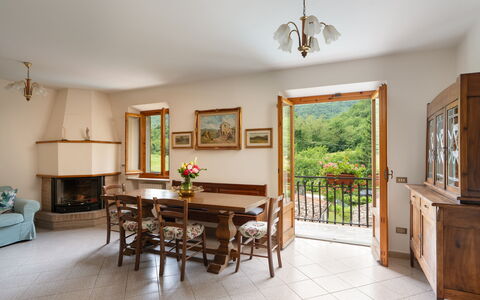 Villa Fornaci: Meubles, Design Intérieur, Bois, Table, Sol, Plafond, Chaise, Pièce, Table Cuisine Et Salle A Manger, Salle À Manger