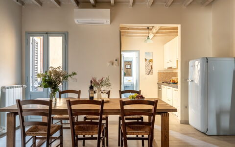 San Cristofano Blu Apartment Santa Croce, Florence: Meubles, Sol, Design Intérieur, Bois, Sol, Table, Table Cuisine Et Salle A Manger, Chaise, Plafond, Salle À Manger