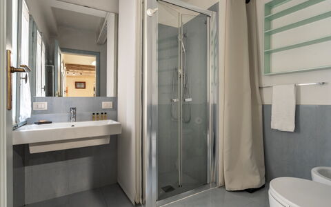 San Cristofano Blu Apartment Santa Croce, Florence: Salle De Bains, Luminaire Plomberie, Design Intérieur, Sol, Sol, Évier, Lavabo, Robinet, Pièce, Plomberie