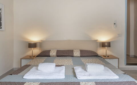 San Cristofano Blu Apartment Santa Croce, Florence: Meubles, Lit, Design Intérieur, Chambre, Sol, Sol, Bois, Literie, Pièce, Plafond