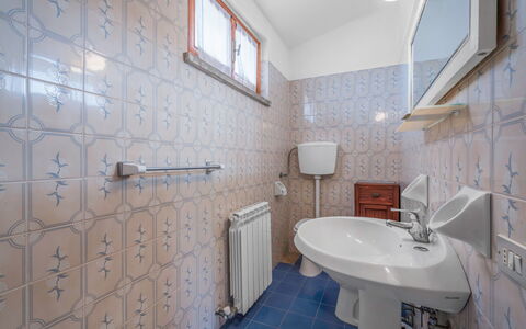 Il Campino, Pool, Montaione: Sol, Sol, Luminaire Plomberie, Design Intérieur, Plafond, Tuile, Pièce, Salle De Bains, Plomberie, Évier