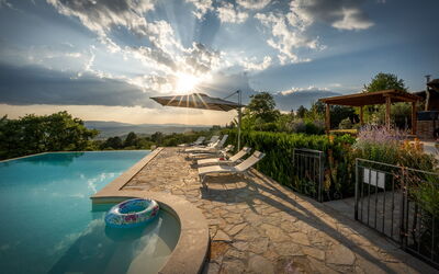 Casale Sunset: Piscine, Paysage, Lumière Du Soleil, Eco Hôtel, Recours, Mobilier De Jardin, Loisir, Aménagement Paysager, Soirée, Parapluie