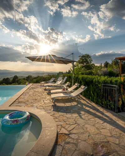 Casale Sunset: Piscine, Paysage, Lumière Du Soleil, Eco Hôtel, Recours, Mobilier De Jardin, Loisir, Aménagement Paysager, Soirée, Parapluie