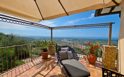 Uno Sguardo sul Mare: Meubles, Chaise, Mobilier De Jardin, Table, Tableau De Plein Air, Balcon, Pot De Fleur, Table Cuisine Et Salle A Manger, Patio, Eco Hôtel