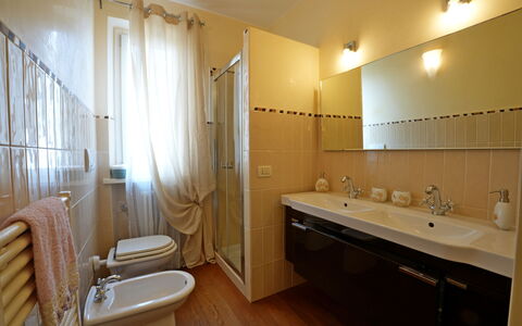 Uno Sguardo sul Mare: Salle De Bains, Luminaire Plomberie, Lavabo, Sol, Design Intérieur, Évier, Sol, Robinet, Plomberie, Éclairage