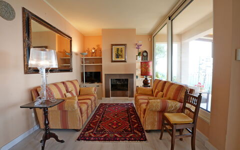 Uno Sguardo sul Mare: Meubles, Design Intérieur, Canapé, Sol, Sol, Salon, Bois, Pièce, Plafond, Table