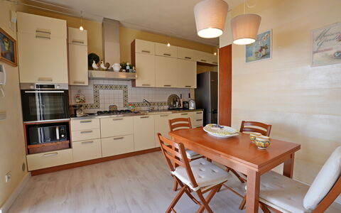 Uno Sguardo sul Mare: Meubles, Sol, Design Intérieur, Appareil De Cuisine, Sol, Bois, Cuisine, Principaux Appliance, Comptoir, Cabinetry