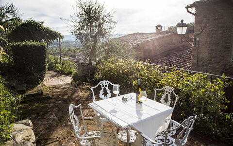 Il Canto Del Maggio: Meubles, Chaise, Mobilier De Jardin, Hacienda, Plante D'Appartement, Cour, Cour, Tableau De Plein Air, Arrière-Cour, Balcon