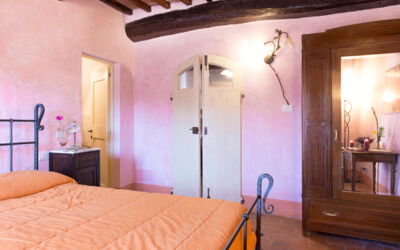 Lilla: Meubles, Design Intérieur, Mur, Sol, Chambre, Bois, Sol, Lit, Plafond, Pièce