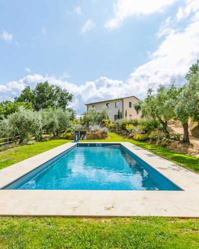 Villa Montisi: Bleu, Piscine, Jardin, Biens, Aménagement Paysager, Arrière-Cour, Caractéristique De L'Eau, Villa, Hacienda, Ferme