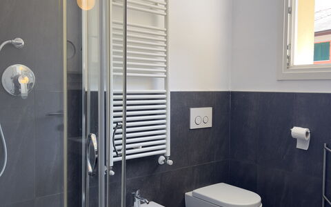 Anne-britt Home: Luminaire Plomberie, Salle De Bains, Sol, Siège De Toilette, Toilette, Design Intérieur, Sol, Plomberie, Évier, Robinet