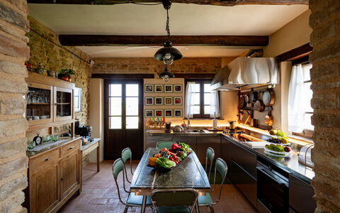 Casale Isidoro: Meubles, Design Intérieur, Cuisine, Sol, Chaise, Bois, Table, Plafond, Luminaire, Table Cuisine Et Salle A Manger