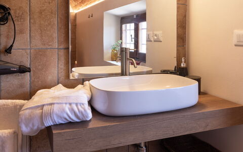 Villa Leone Reale: Salle De Bains, Design Intérieur, Luminaire Plomberie, Mur, Sol, Lavabo, Évier, Robinet, Sol, Meubles