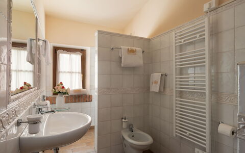 Villa Anna: Design Intérieur, Meubles, Sol, Sol, Luminaire Plomberie, Plafond, Pièce, Salle De Bains, Éclairage, Lavabo