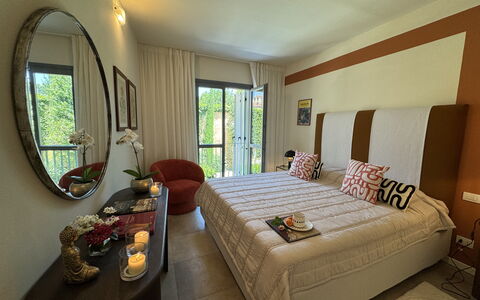 Ai Cantici: Meubles, Lit, Design Intérieur, Chambre, Sol, Drap De Lit, Literie, Sol, Textile, Plafond