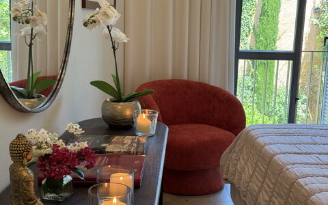 Ai Cantici: Meubles, Design Intérieur, Mur, Pièce, Éclairage, Domicile, Textile, Cadre, Throw Pillow, Sol