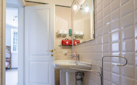 Attico Marino: Mur, Design Intérieur, Salle De Bains, Luminaire Plomberie, Sol, Sol, Plomberie, Lavabo, Robinet, Tuile