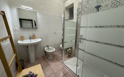 Il Cervo In Città: Salle De Bains, Luminaire Plomberie, Sol, Sol, Design Intérieur, Toilette, Lavabo, Plomberie, Évier, Robinet